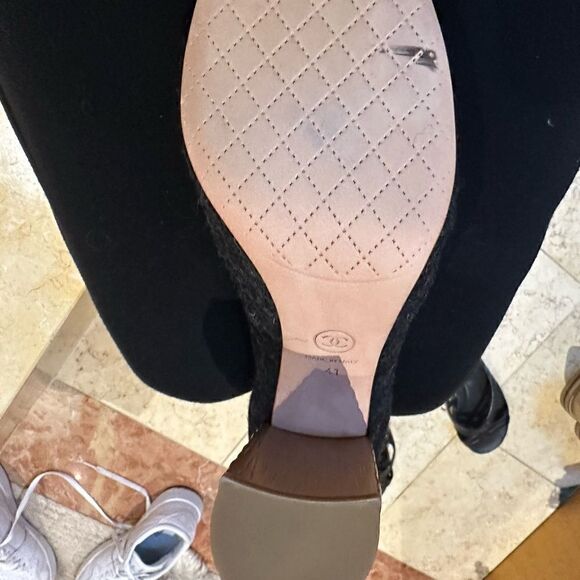 Chanel gray boots with gold embellished heel. Size 41 - Picture 14 of 17